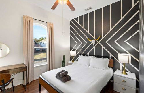 5BD Getaway w Pool Patio Firepit Mins to DT - Photo 25