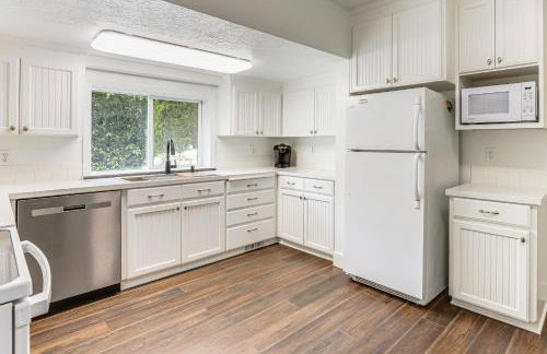 8 Mi to Columbia River Gorge Cottage with Deck! - Photo 2