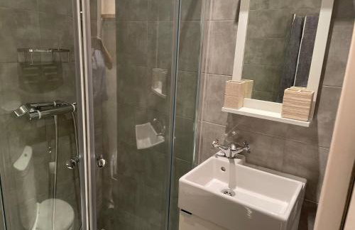 Homely 2 Levels Flat w Private Garden - Photo 13