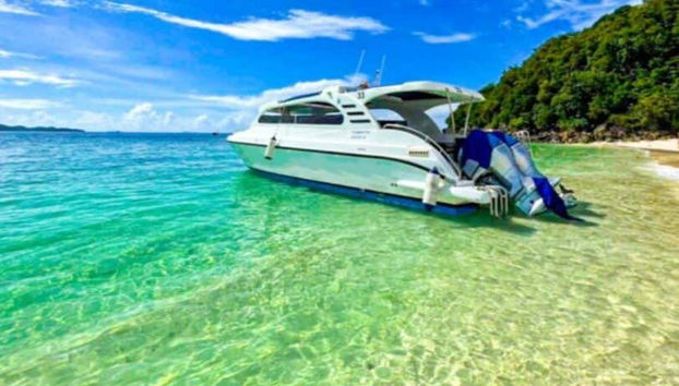 Lancha rápida preparada para la travesía