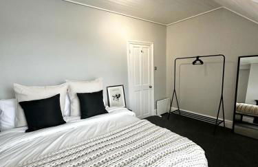 Large 5-Bedroom House in Salford-Free Parking-Sleeps 10 - Foto 1