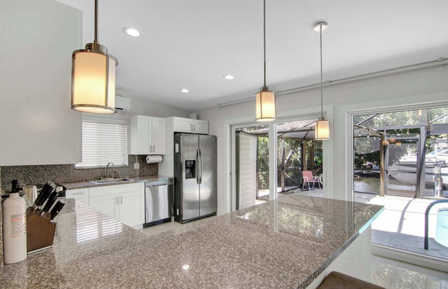 Waterfront Oasis w/ Enclosed Pool! - Foto 15