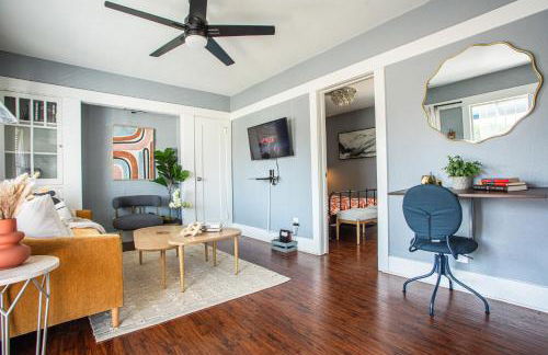 Pet-Friendly Stay, Mins to Beach, Conv Ctr, Prkg LB B - Foto 9