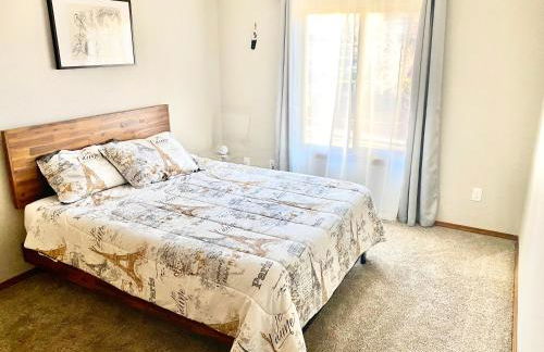 Artsy Home close to USAFA with Fireplace and Patio - Foto 33