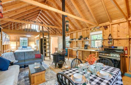 Riverfront Greenbush Studio with Porch and Views! - Foto 1