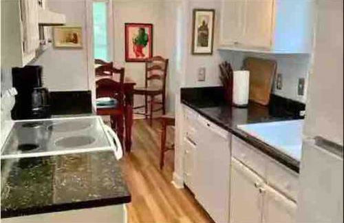 3 Bedroom Cozy Cottage with fenced in backyard and hot tub 4 miles to the beach - Foto 12