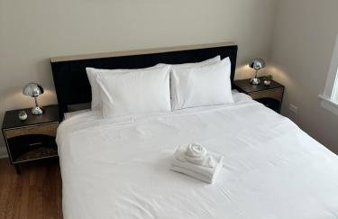 Sleeps 22 • Modern Multi-Unit • Gym • Workspaces - Photo 6