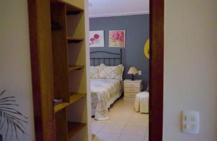 Belíssima Casa com extensa área externa - piscina, sauna, churrasqueira e campo de futebol - com 5 suítes e a 500 metros da Rua das Pedras - Foto 37