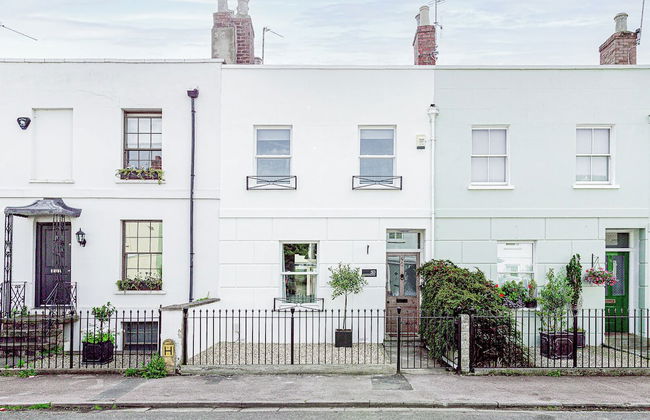 Stunning Townhouse with Large Garden - Photo 48