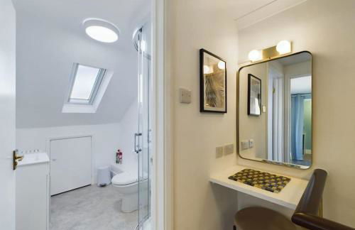 Central Eastbourne Escape with Rooftop Jacuzzi - Foto 12