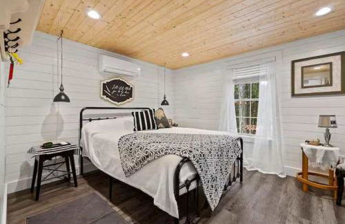 Cozy Family Luray Cabin w Fire Pit Grill WiFi & More - Photo 4