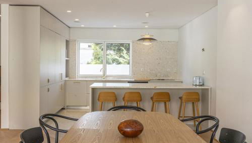 Contemporary Restelo Pool Haven - Photo 5