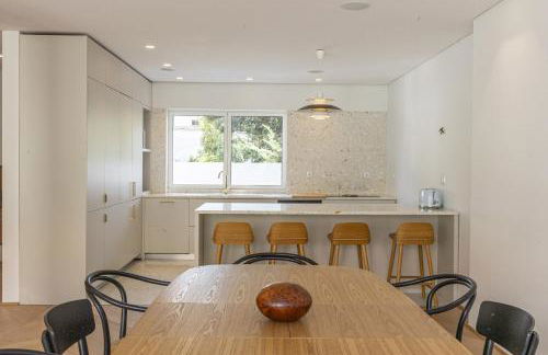 Contemporary Restelo Pool Haven - Photo 5