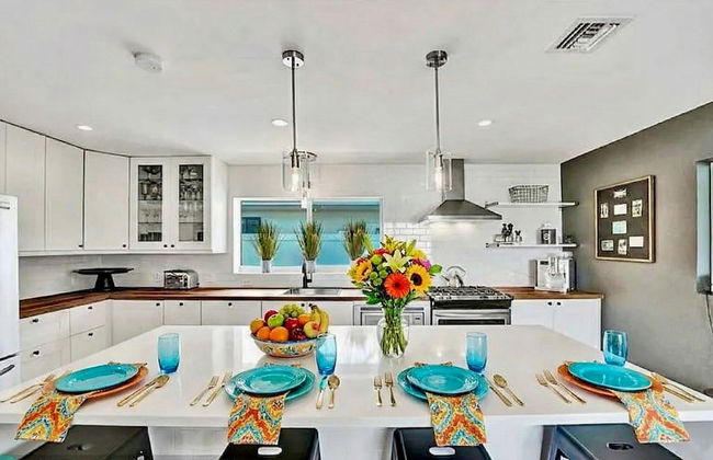 Beach Bliss 10 Mins to Waves 3BR Oasis With Pool - Foto 27