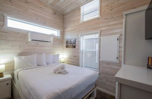 Cozy 1BR Tiny Home with Pool Access and Free Tix - Foto 11