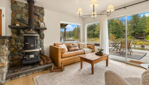 Riverfront Retreat Hot Tub Sauna Yard Gazebo and VIEWS - Foto 2