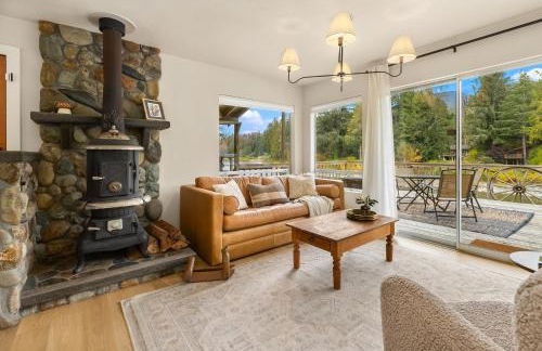 Riverfront Retreat Hot Tub Sauna Yard Gazebo and VIEWS - Foto 8