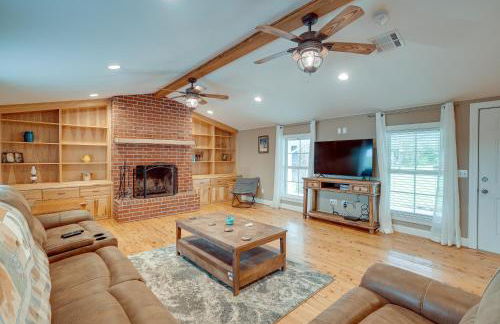 Quiet Marion Getaway with Fireplace! - Foto 4