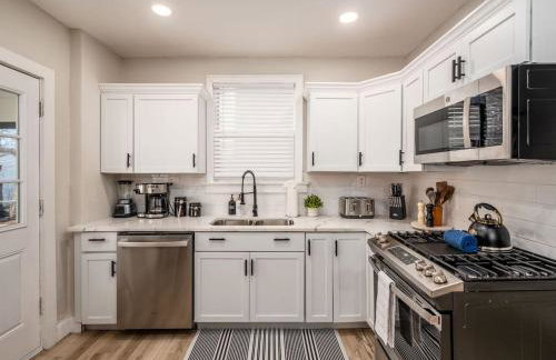 Oakwood Charm Family-Friendly 3BR Getaway - Photo 12