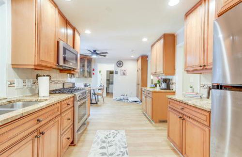 6 Mi to Stone Mountain Park Home with Deck! - Foto 8