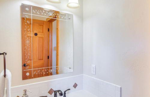 Private Wooded Escape with Scenic Decks in Jefferson - Foto 18