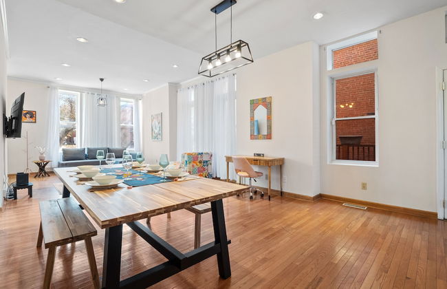 Massive Downtown Area Home... sleeps 14 - Photo 15