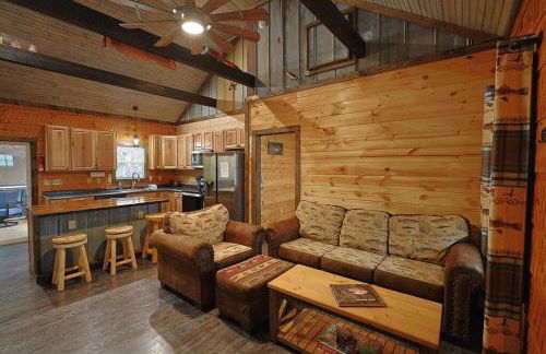Rustic Modern Cabin with Hot Tub near rafting and Great Smokey Mountains - Foto 1