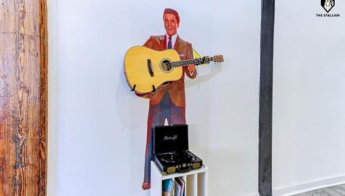 The Stallion #106 - Walk to Museums, Luxe Loft with free gated parking - Foto 3