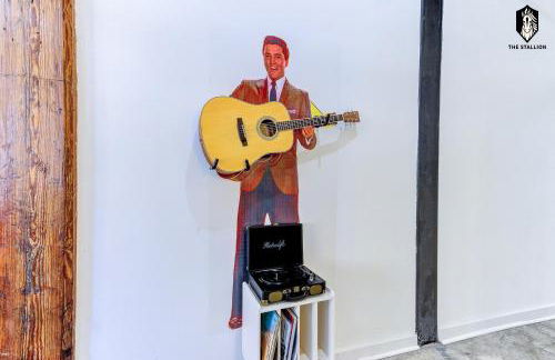 The Stallion #106 - Walk to Museums, Luxe Loft with free gated parking - Foto 3