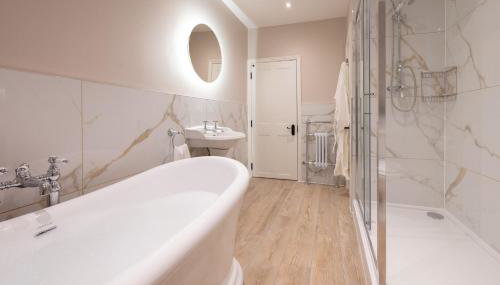 Cofford Farm - Photo 3, Shower