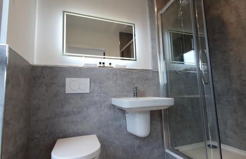 Central Penthouse with Hot Tub & Views 24 Cheltenham - Photo 9