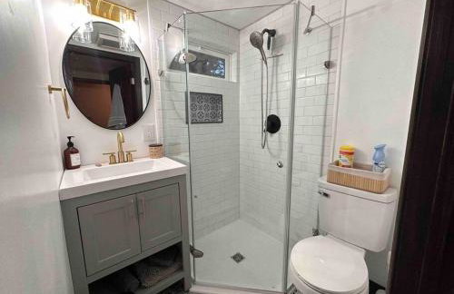 Master Bedroom with bath in a beautiful home - Foto 22