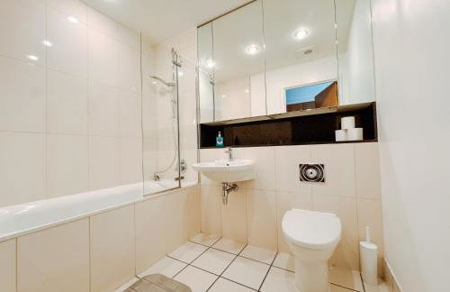 Two Bedroom Luxury Waterfront Apartment in London - Foto 18