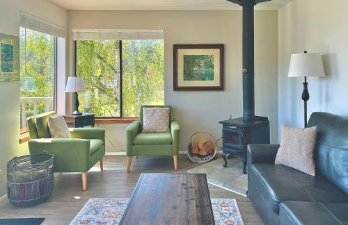 Water Views - Wood Stove - Quiet & Private Stay - Foto 25