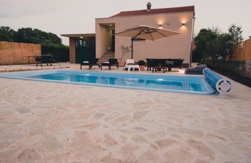 Cozy country home with heated outdoor pool - Photo 3