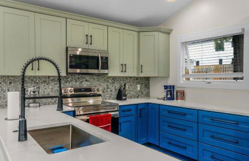 Stylish 4BR Haven: Serene Backyard and Fire Pit - Foto 40