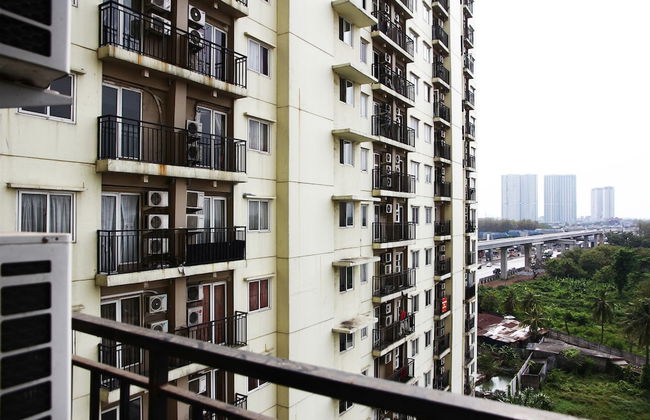 Pool View 2BR Mutiara Bekasi Apartment - Photo 24