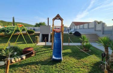 Spacious villa for 10 with a big private pool - Photo 8