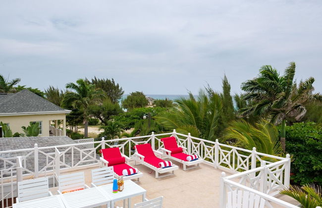 Dreamin Villa - 3 B R Beachfront w Staff - Photo 3