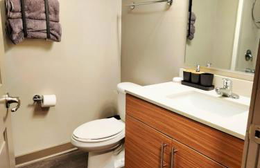 Cozy Uptown apartment with Gym and Swimming pool - Photo 20