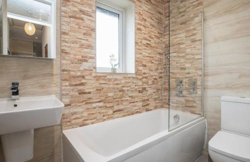 Gorgeous Family Home Near River Thames-Old Windsor - Pass the Keys - Foto 16