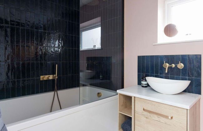 Chic 4-bed Coastal Retreat in Heart of Bosham - Photo 28