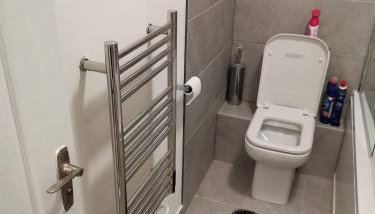 Newly Renovated Cosy 1 bed flat, 4 minutes walk to Town Centre, 3 minutes walk to the train station, Free parking, Modern, fresh and spacious living room, Netflix ready smart TV, Wifi - Foto 4