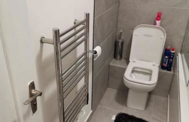 Newly Renovated Cosy 1 bed flat, 4 minutes walk to Town Centre, 3 minutes walk to the train station, Free parking, Modern, fresh and spacious living room, Netflix ready smart TV, Wifi - Photo 4