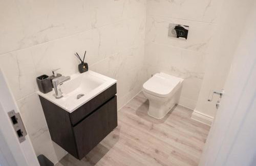 Luxury 1-Bed Flat - Free Parking - Photo 15