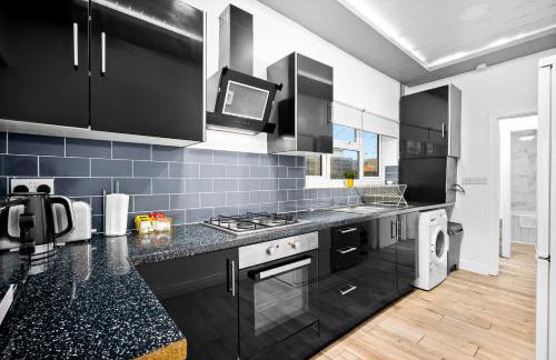 Stylish Five Bedroom House - Parking - Terrace - Fast Wi-Fi 974P - Foto 23