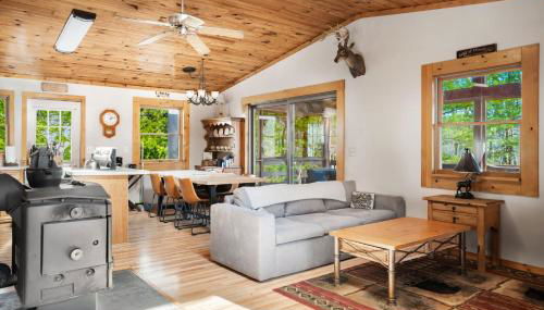 Cabin w hot tub & kayaks by river - Foto 4