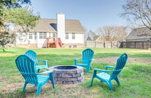 Game Room Fenced backyard Sleeps 10 Fire Pit - Photo 2