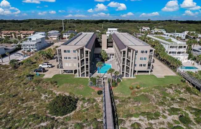 Newly Remodeled Oceanfront Condo with Salt Water Pool and Private Walkway to Beach by RedAwning - Foto 41