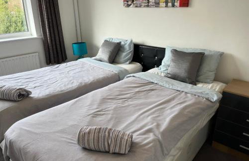 A Home from Home -2 Bed Flat & Free Driveway Parking - Foto 37